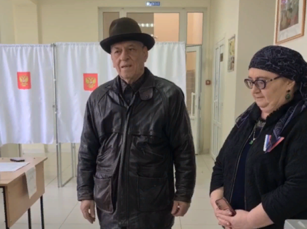 Старейшина Лескенского района Аскерби Шинахов первым пришел голосовать на свой участок в Анзорее
