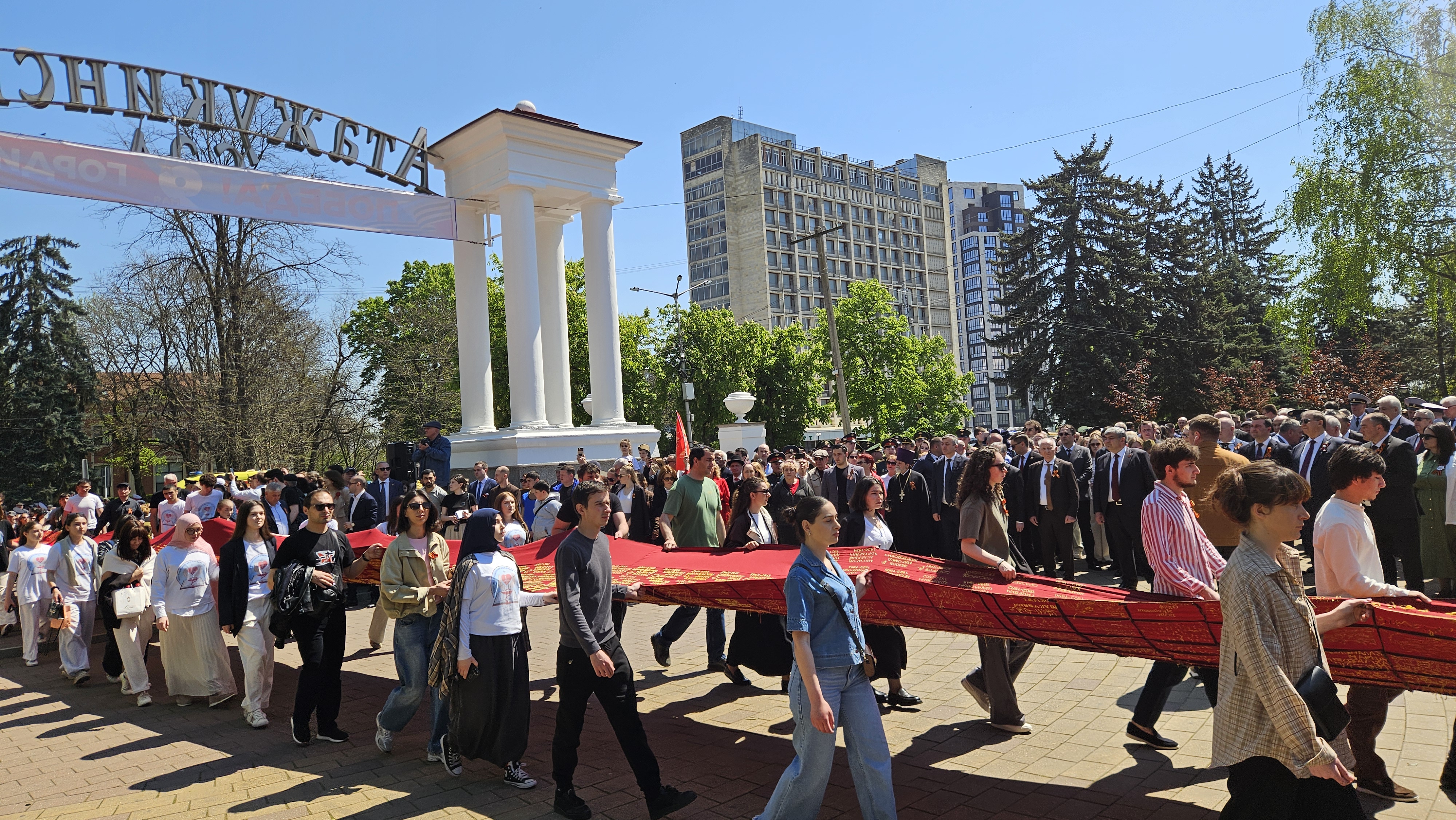 В Нальчике пронесли «Полотно памяти» с именами фронтовиков