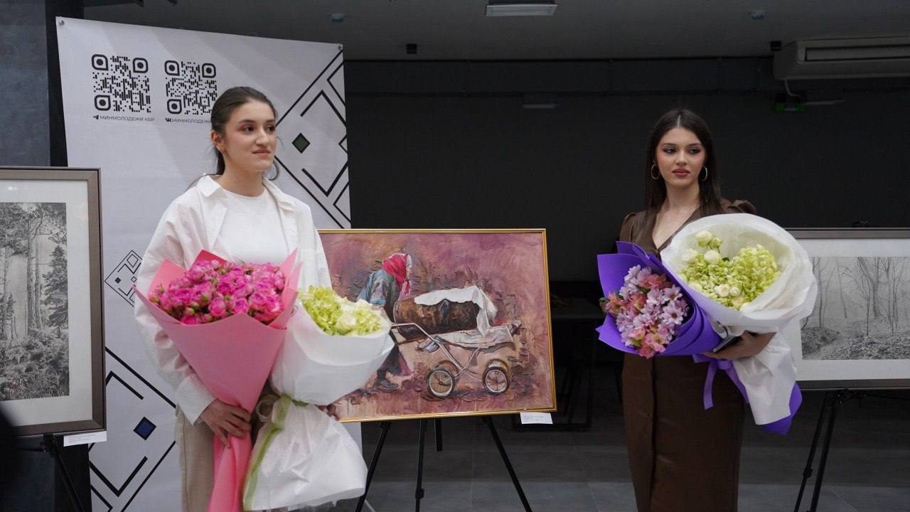 В Нальчике открылась художественная выставка сестер - художниц «Корни и крылья»