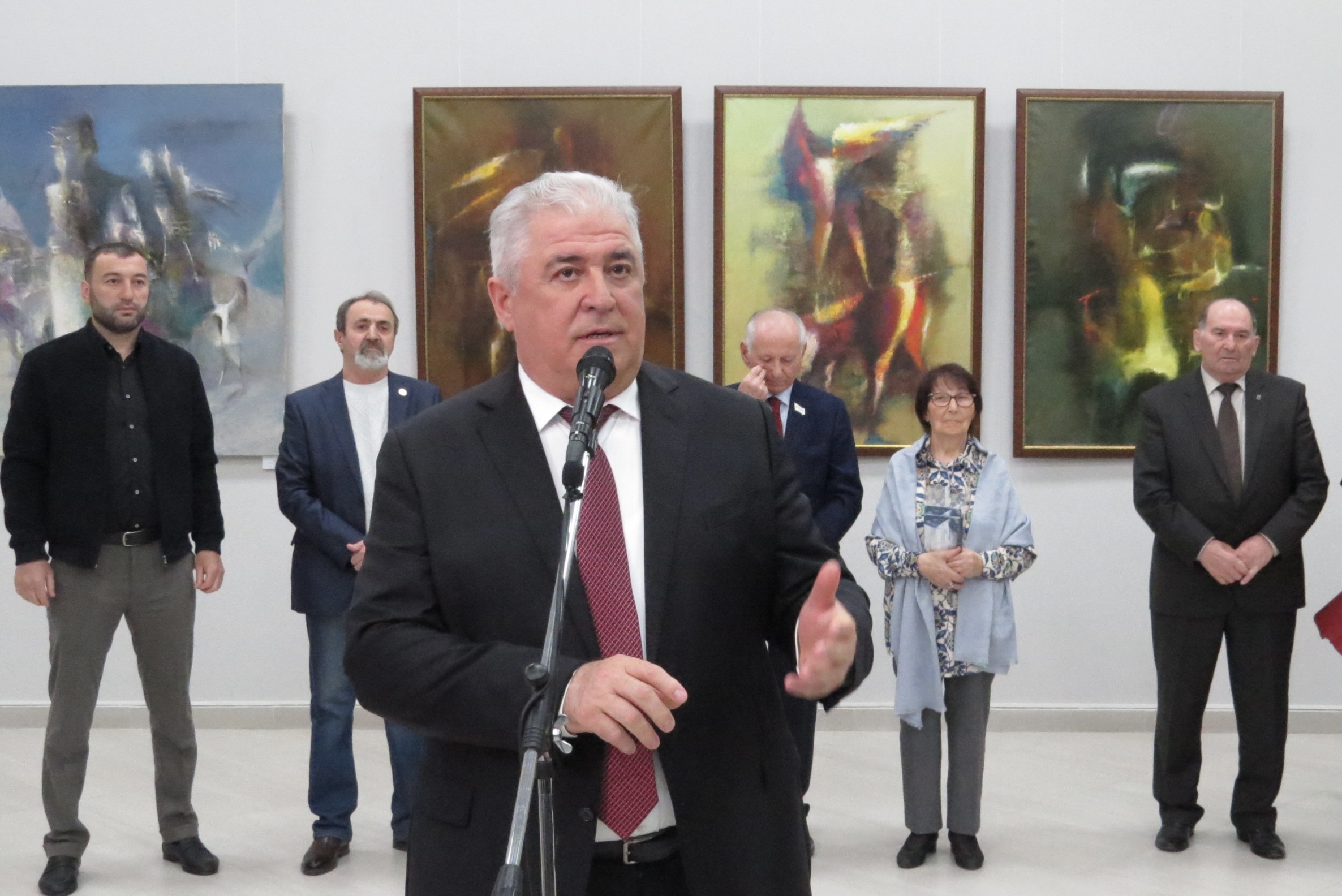 Сразу в двух музеях Нальчика открылась выставка Заслуженного художника КБР Якуба Аккизова