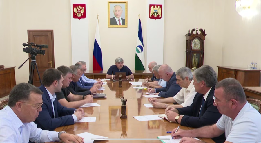 Глава КБР Казбек Коков провел заседание Комиссии по предупреждению и ликвидации ЧС, обеспечению пожарной безопасности в республике  Глава Кабардино-Балкарской Республики Казбек Коков провел заседание Комиссии по предупреждению и ликвидации чрезвычайных си