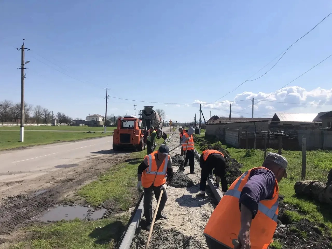 В Белоглинском обновляют дорогу и тротуар по улице Пачева
