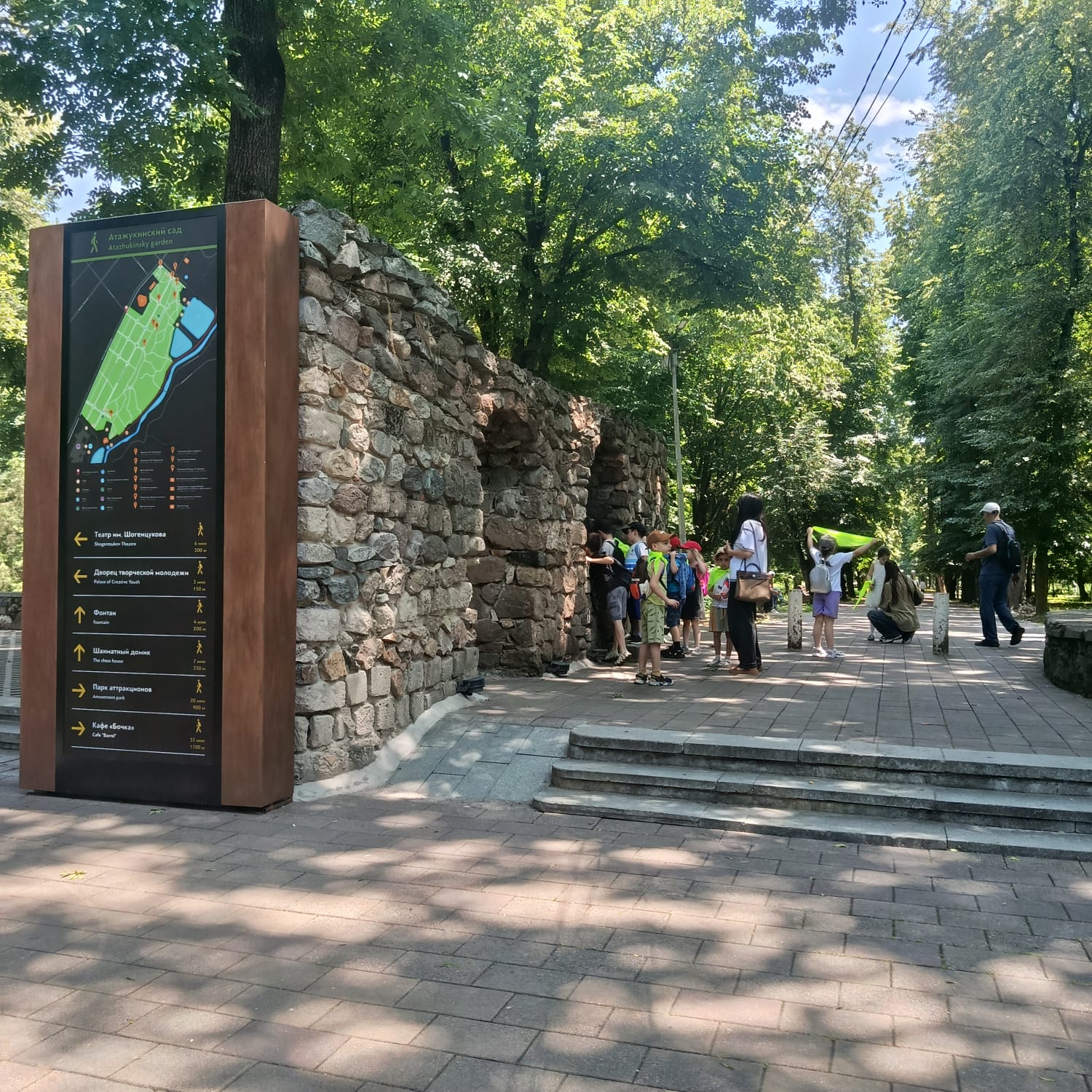 В Атажукинском саду обновляют входной комплекс со стороны проспекта Шогенцукова и улицы Балкарской